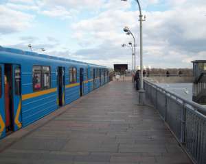 Невдала фотосесія у київському метро: людина загинула під колесами потяга