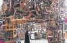 Японский художник сделал 6-метровую скульптуру из стульев