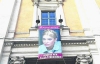 Юлія Тимошенко помахала з-за ґрат хустинкою