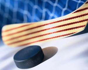 У Росії хокеїстові в роздягальні партнери зламали щелепу