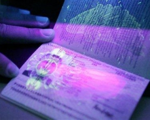 Біометричний закордонний паспорт українцям коштуватиме щонайменше 350 грн