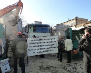 Забудовники вночі знесли спірний будинок у провулку Десятинному