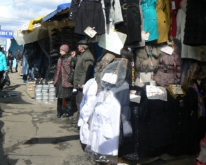 Большинство украинцев вынуждены экономить, чтобы купить зимние вещи