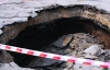 В Киеве посреди дороги провалился в яму корейский внедорожник