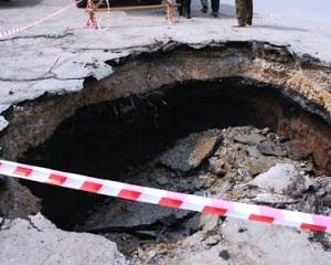 В Киеве посреди дороги провалился в яму корейский внедорожник