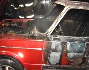 У столиці за ніч спалили 2 машини