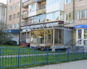 Усі київські квартири на перших поверхах хочуть віддати під магазини