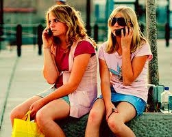 Люди часто говорять по телефону, щоб не відчувати себе обділеними
