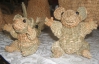 Киевская мастерица плетет из рогозы детские игрушки - носорогов, лошадей, собак