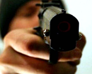 На Прикарпатті хлопець хвалився пістолетом, поки випадково не вистрілив дівчині у скроню