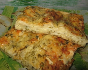 Пирог из лаваша, сыра и зелени запекают до золотистого цвета