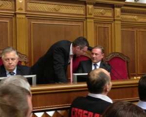 Єфремов оголосив перерву у засіданні - перезапускатимуть систему голосування
