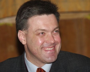 Тягнибок пообіцяв відбити "регіоналів" від трибуни, якщо ті її заблокують