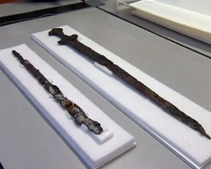 В Ірландії дайвери знайшли мечі вікінгів