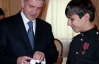 Посол РФ подарував київському школяреві iPad за "порятунок російського прапора"