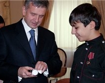 Посол РФ подарил киевскому школьнику iPad за "спасение русского флага"