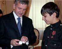 Посол РФ подарил киевскому школьнику iPad за &quot;спасение русского флага&quot;