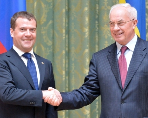 Медведев поздравил коллегу Азарова с восстановлением в должности