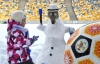 Болельщики "Динамо" согревали снеговиков шарфами и защищали противогазами