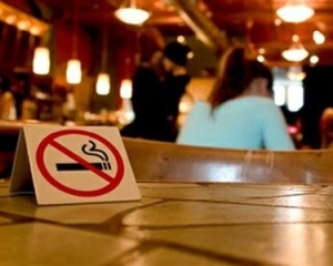 Від сьогодні курити в громадських закладах заборонено!