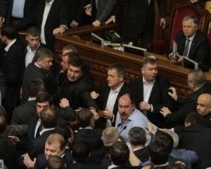 В Раде происходит &quot;странная война&quot;: утром депутаты расходятся по окопам, а вечером пьют водку вместе