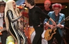 Леди Гага не стесняется пышного тела: с Джаггером пела в обтягивающем костюме