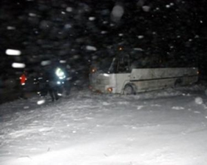 МЧС добрались до заблокированных автомобилей и автобусов на трассе Киев-Чоп