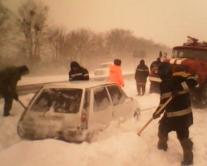 Небывалые заносы на трассе &quot;Киев-Чоп&quot;: пострадавшие провели в снегах более суток