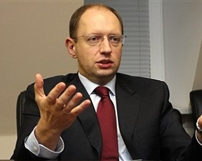 Яценюк обещает повысить пенсии на 334 гривны