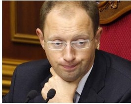 Янукович хоче сидіти на двох стільцях, а натомість "між ними попадає" - Яценюк