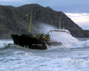 В Крыму штормовой ветер &quot;терроризирует&quot; судна: одно уже ушло на дно