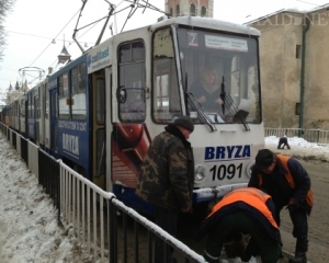 Львовский трамвай сошел с рельсов из-за снега