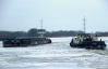 Две баржи оказались в ледовом плену близ Черкасс