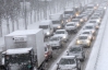 Снег снова вызвал десятки ДТП и многокилометровые пробки в столице