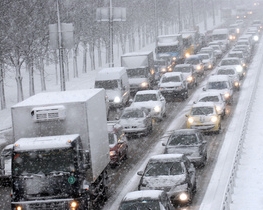 Снег снова вызвал десятки ДТП и многокилометровые пробки в столице