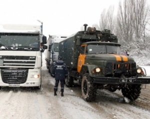 На Полтавщині рятувальники відбуксирували з обледенілих доріг 58 вантажівок