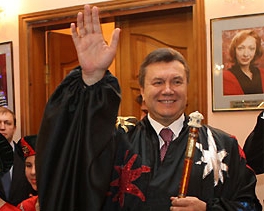 Яценюк порівняв Януковича з Дідом Морозом, який роздає посади в складі Кабміну