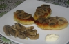 Картофельные зразы с грибами поливают сметаной