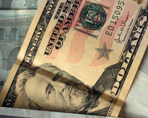 Курс доллара на межбанке снизился до минимума с конца февраля