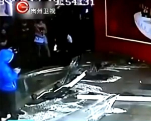 33-тонный аквариум с акулами лопнул в торговом центре Шанхая