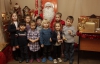 Дід Мороз жартує з дітьми у своїй приймальні в Києві