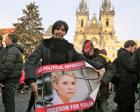 На Эйфелевой башне развернули баннер с призывом освободить Тимошенко