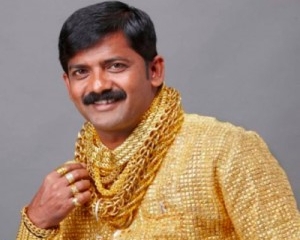 Индиец сделал себе золотую рубашку, чтобы соблазнять женщин