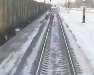 В сеть залили шокирующее видео, как поезд &quot;Hyundai&quot; убил мужчину