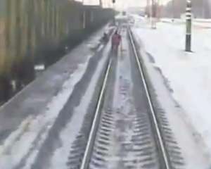 В сеть залили шокирующее видео, как поезд &quot;Hyundai&quot; убил мужчину