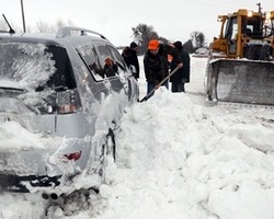 Трасу &quot;Київ-Чоп&quot; знову замітає снігом: машини їдуть в одному ряду