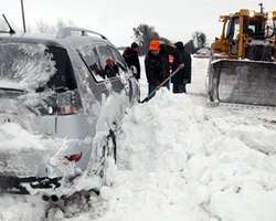 Трассу &quot;Киев-Чоп&quot; снова заметает снегом: машины едут в одной полосе
