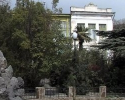 У Криму хворим дітям закрили доступ до моря через котедж Медведчука