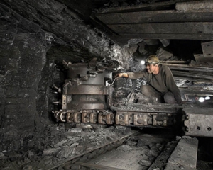 В шахте на Донетчине горняка засыпало углем