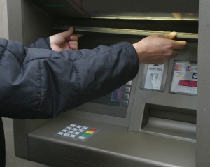 Бывший работник банка на Ивано-Франковщине снимал чужие деньги из банкоматов